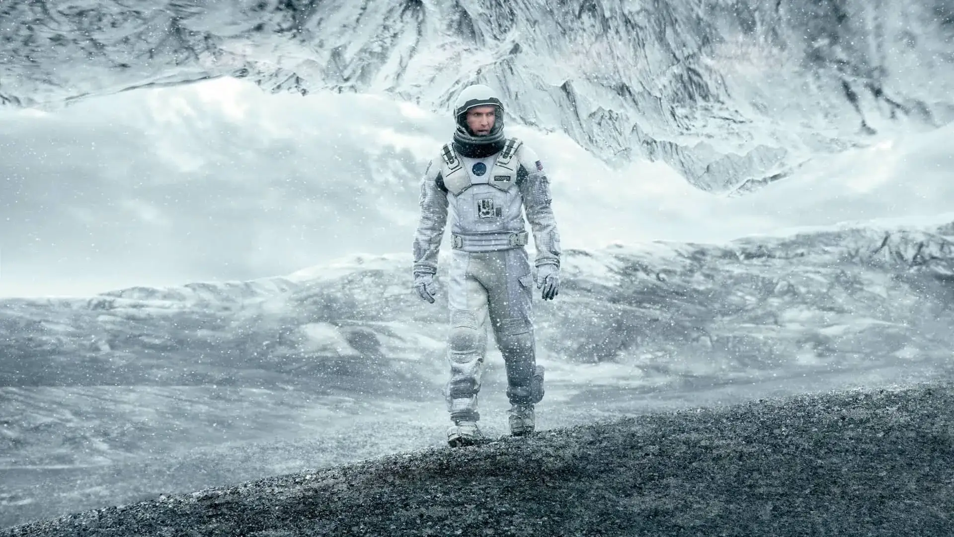 Imagen promocional de Interstellar con un hombre en la nieve con un traje de astronauta