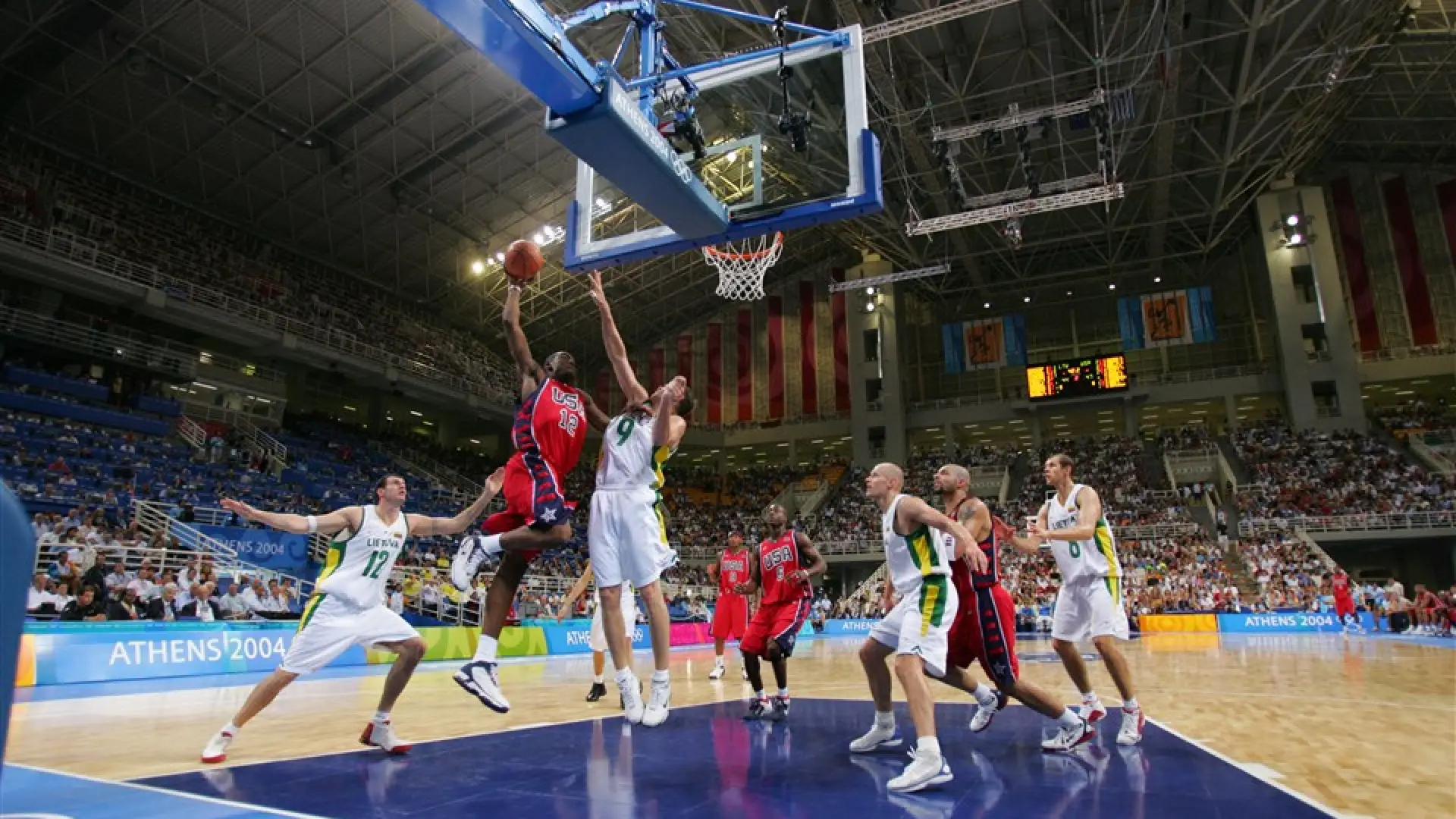 Amar'e Stoudemire realizando un mate para el equipo de Estados Unidos en su partido contra Lituania, Fotografía: fiba.basketball