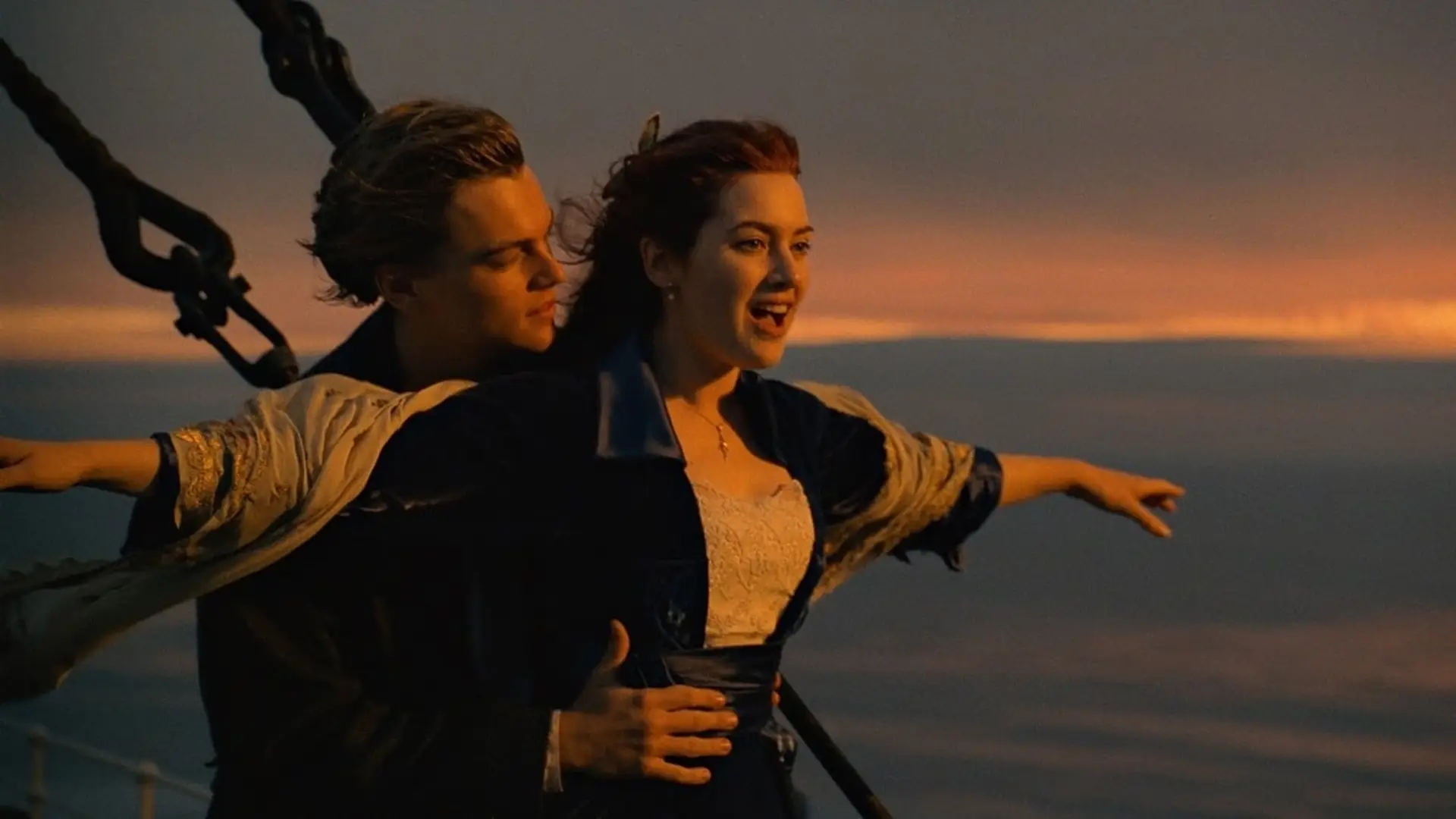 Famosa escena de los protagonistas de Titanic en la cubierta del barco para representar las peliculas románticas de Disney Plus