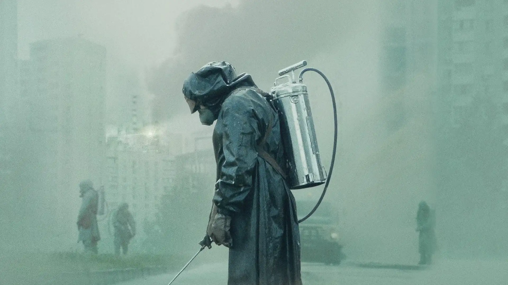 Personas realizan tareas de limpieza y contención tras el accidente de la central núclear en la aclamada serie Chernobyl