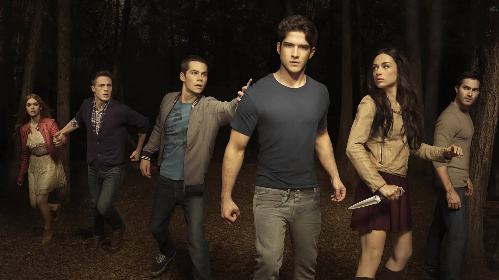personajes adolescentes de la serie teen wolf en el bosque 